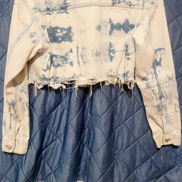 Guess White Denim Jacket with Light Blue Accents - Picture 3 of 12